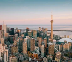 toronto-financial-district-cn-tower-skyline